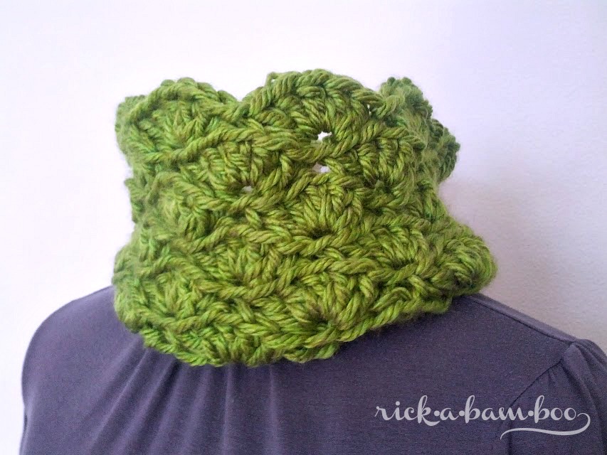 Wavy Crochet Cowl | rickabamboo.com | #scarf #pattern #lionbrandyarn
