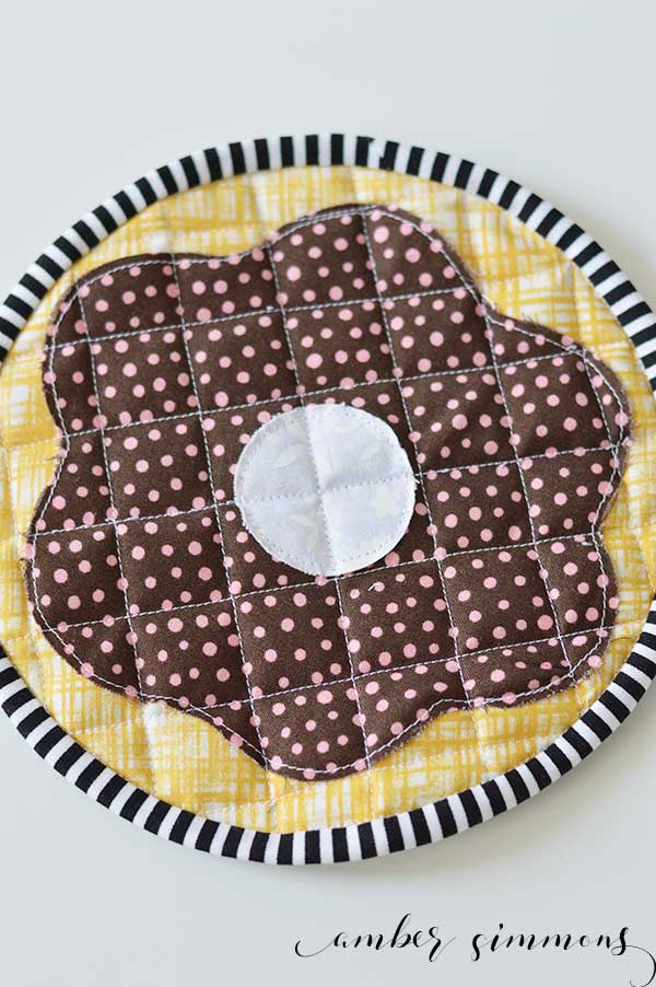 Could your kitchen use more donuts? Follow this tutorial to make a Frosted Donut Hot Pad. Use the Cricut Maker to cut out the pattern to make this adorable pastry pot holder. | ambersimmons.com 