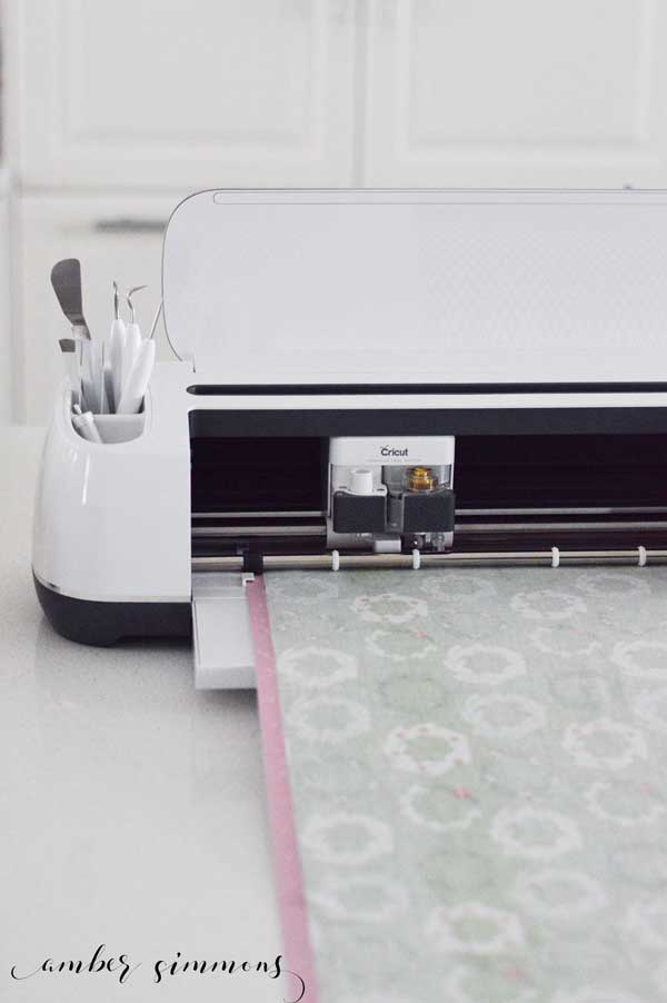 This tutorial shows you some tips and tricks on how to cut a Riley Blake quilt kit with your Cricut Maker. #ad #CricutMade #MyCricutQuilt #RileyBlakeDesigns