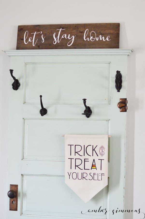 Make your own Trick or Treat Yourself Banner with this easy no-sew tutorial. #halloween #decor #craft #diy #cricut