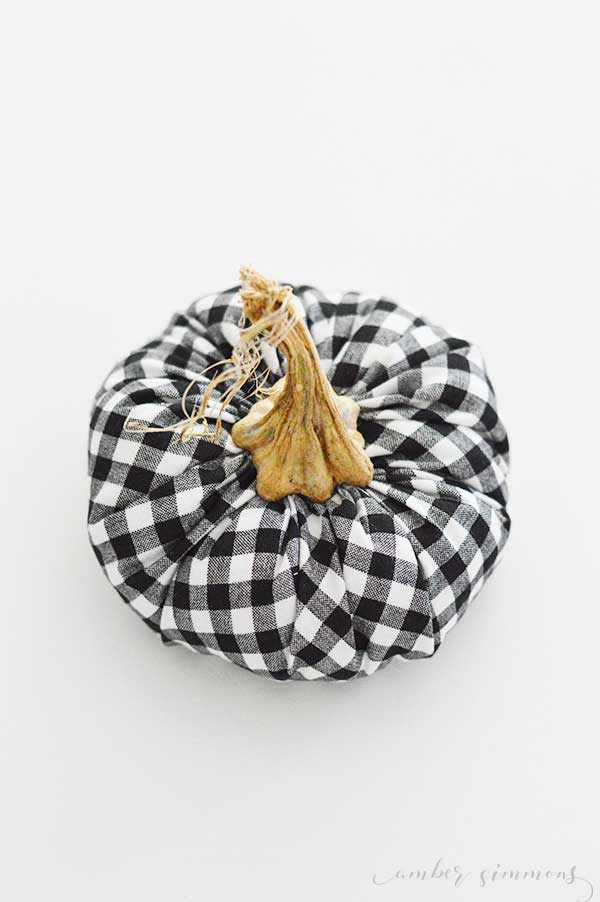 This simple stuffed fabric pumpkin can be made to go with any decor. It's so easy that even a beginner can finish a beautiful project. #falldecor 