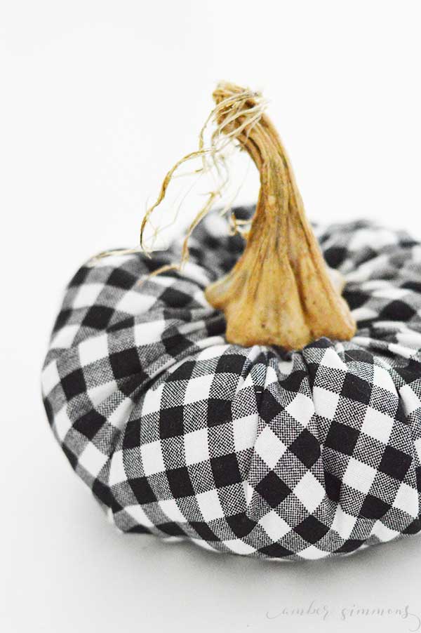 This simple stuffed fabric pumpkin can be made to go with any decor. It's so easy that even a beginner can finish a beautiful project. #falldecor 